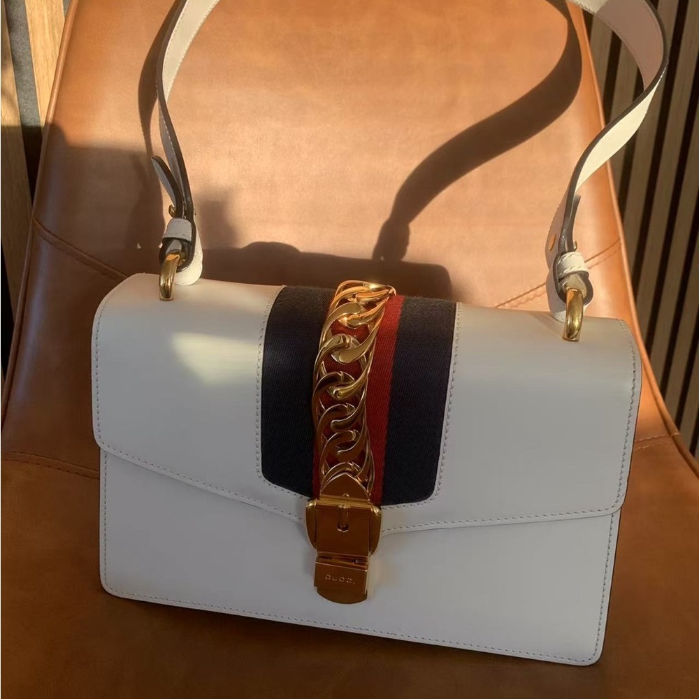 Elegant GUCCI SYLVIE White and Gold Chain Shoulder Bag